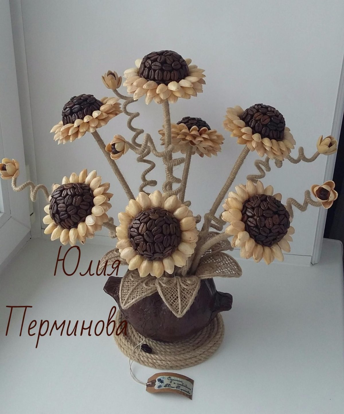 Бусы из скорлупок фисташек