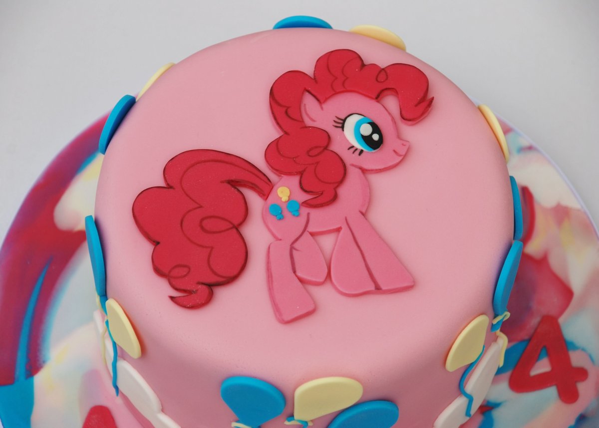 Pinkie pie с тортом