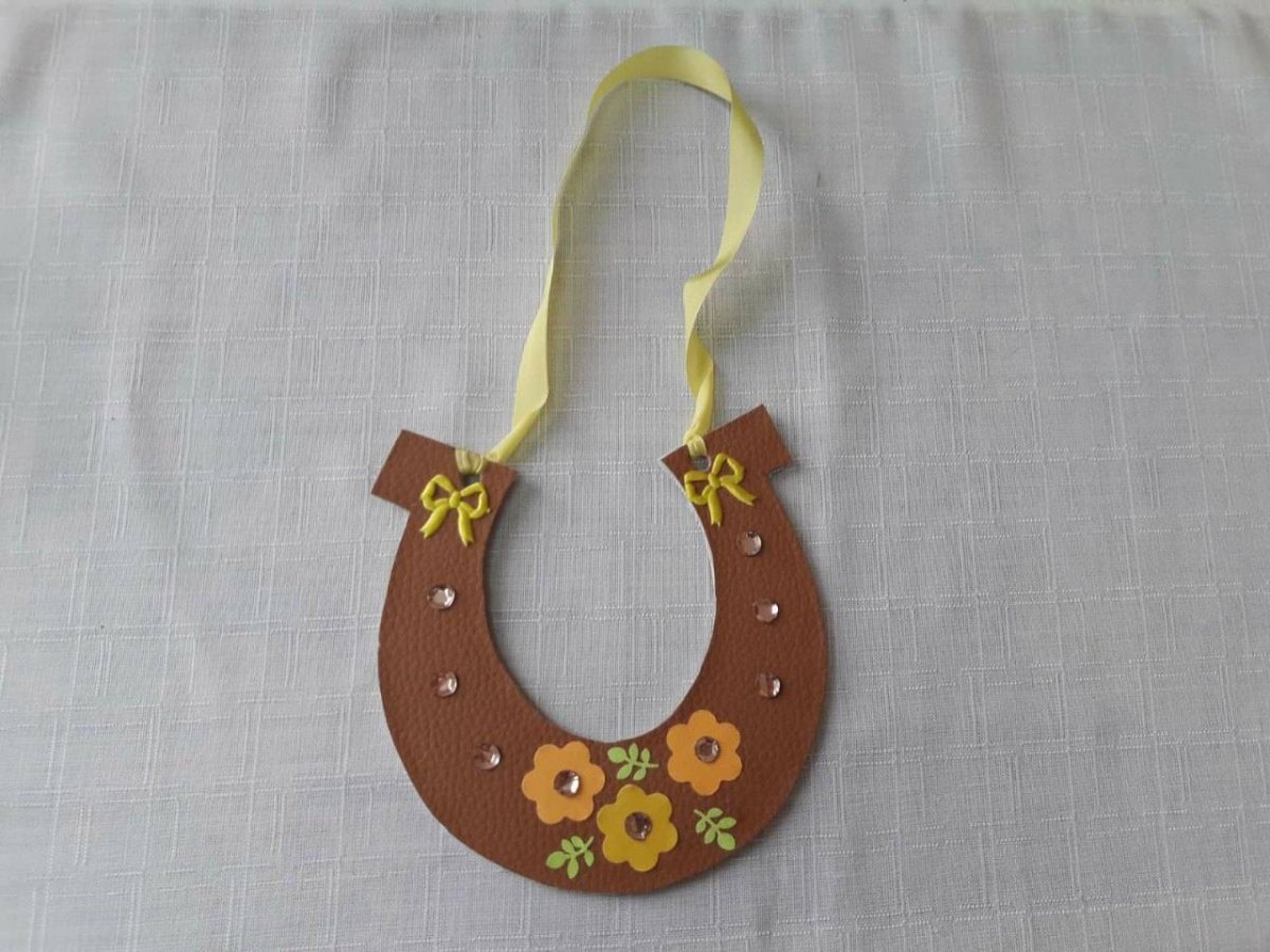 Подкова из картона
