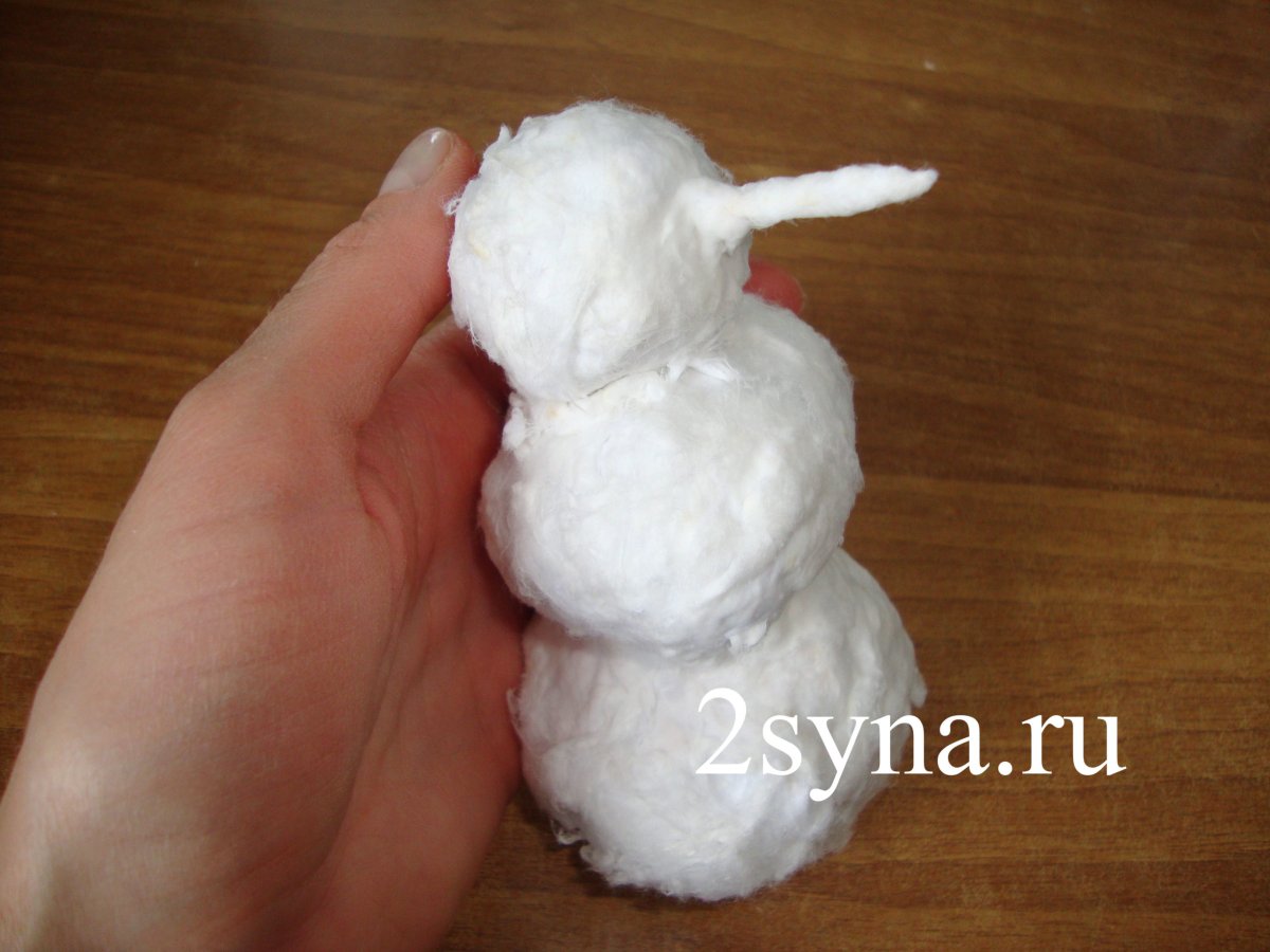 Елка украшенная игрушками из ваты