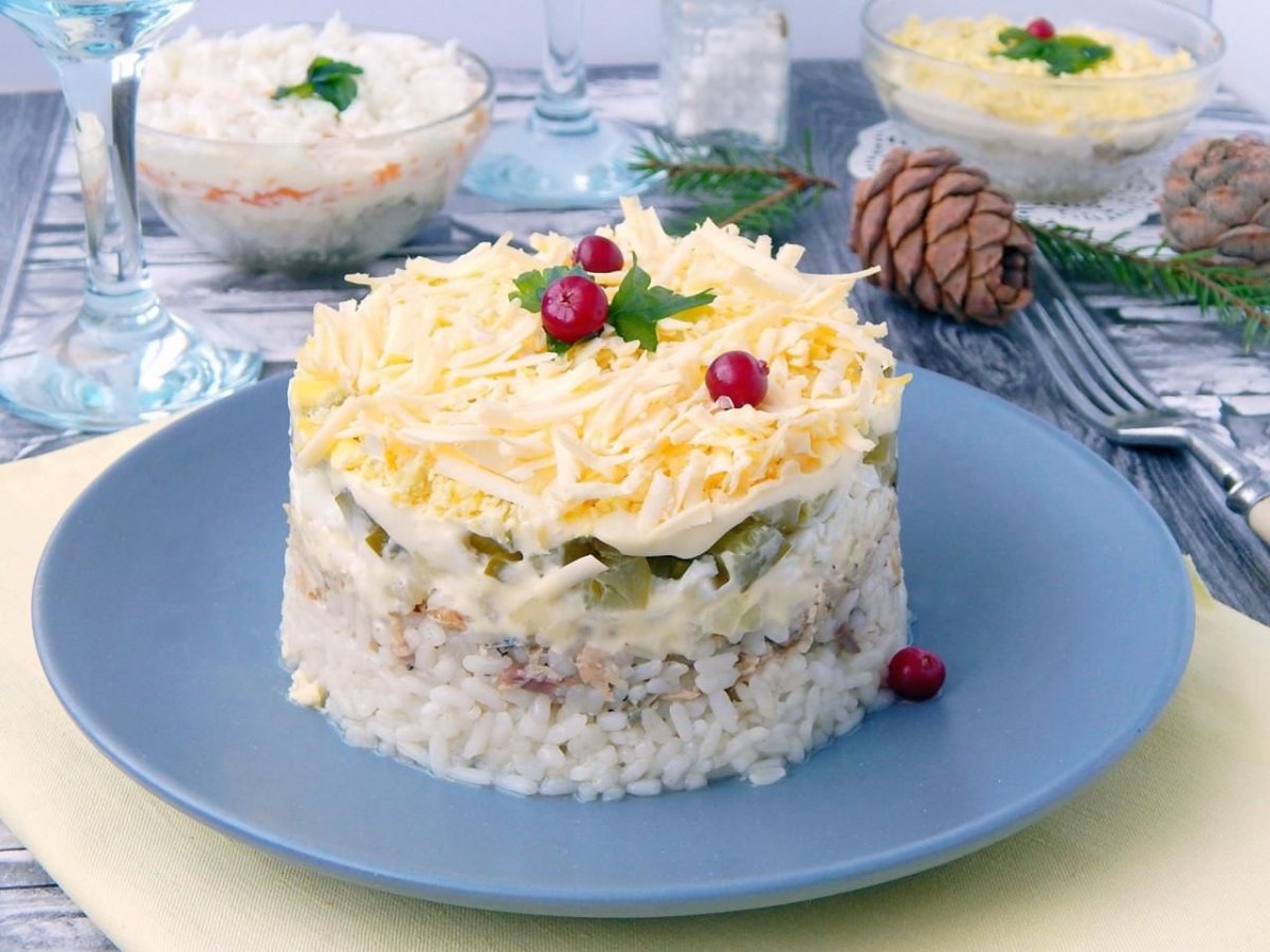 Закусочный селедочный торт на вафельных коржах