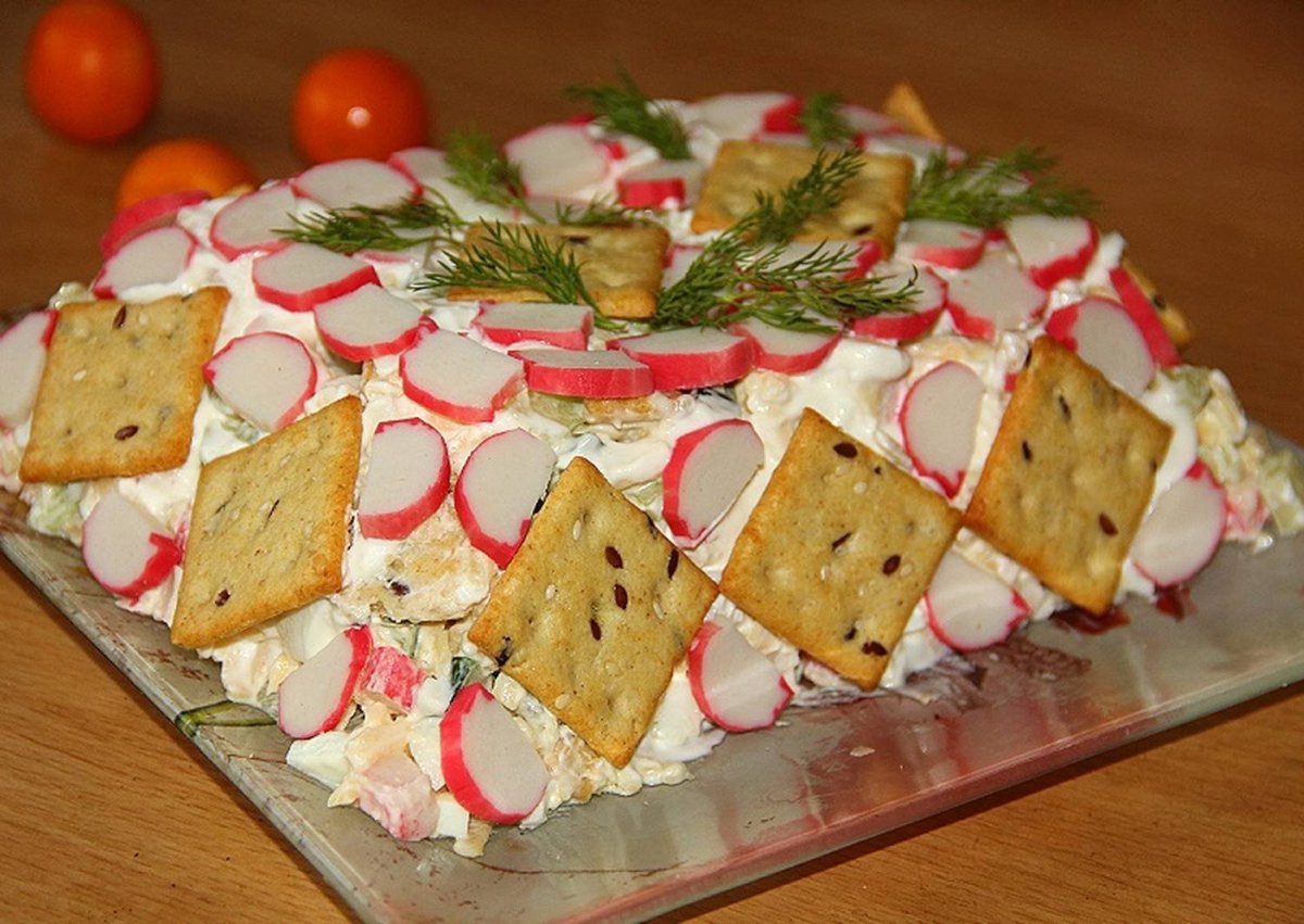 Закусочный торт из крабовых палочек