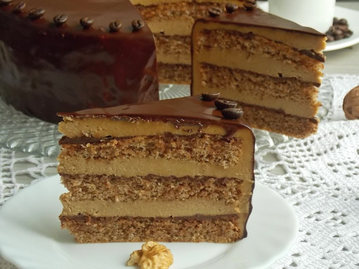Торт со сгущёнкой и орехами грецкими Лакомка