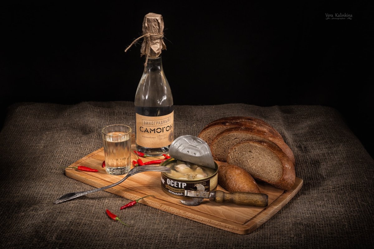 Натюрморт с водкой и закуской