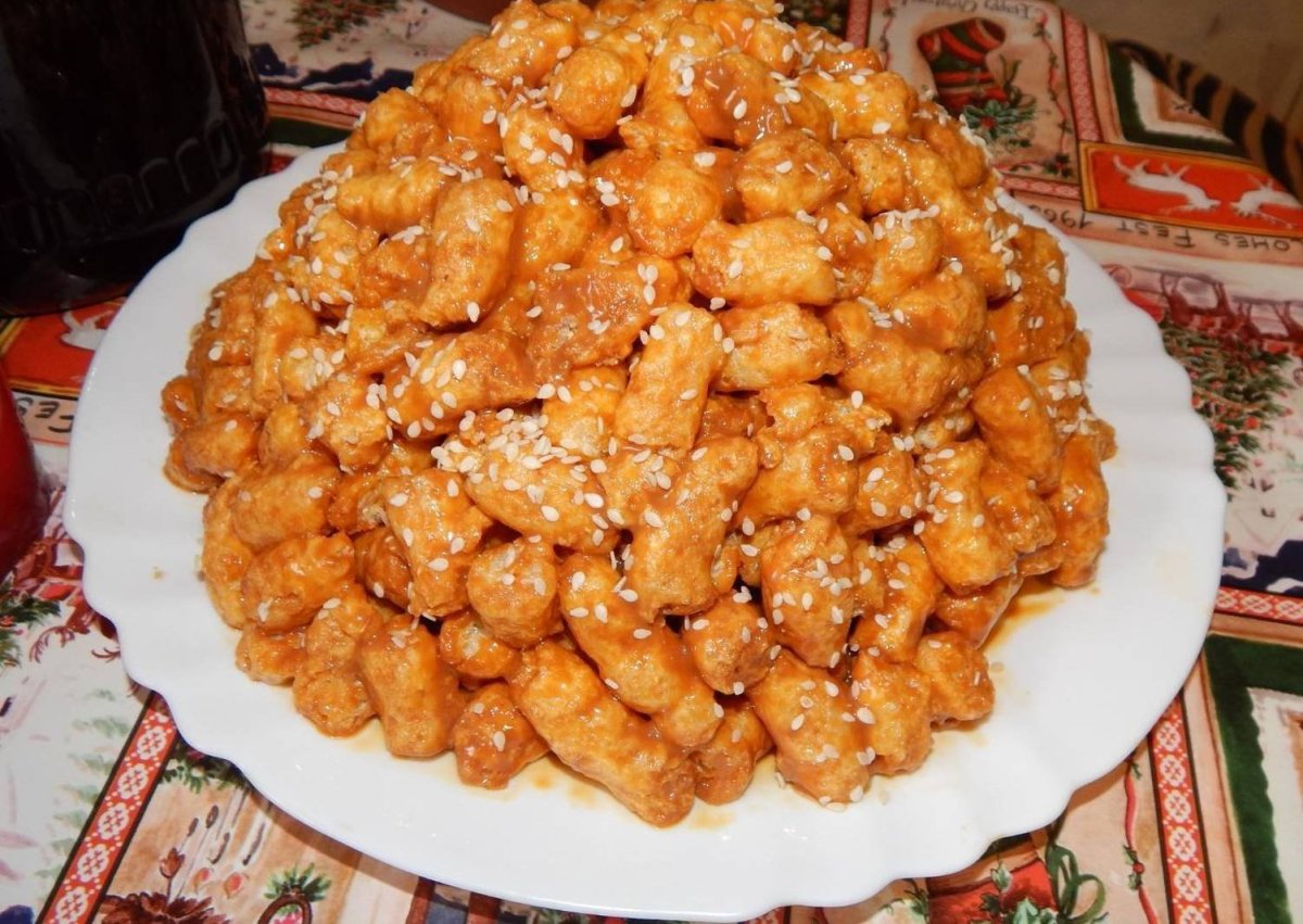 Торт украшенный кукурузными палочками