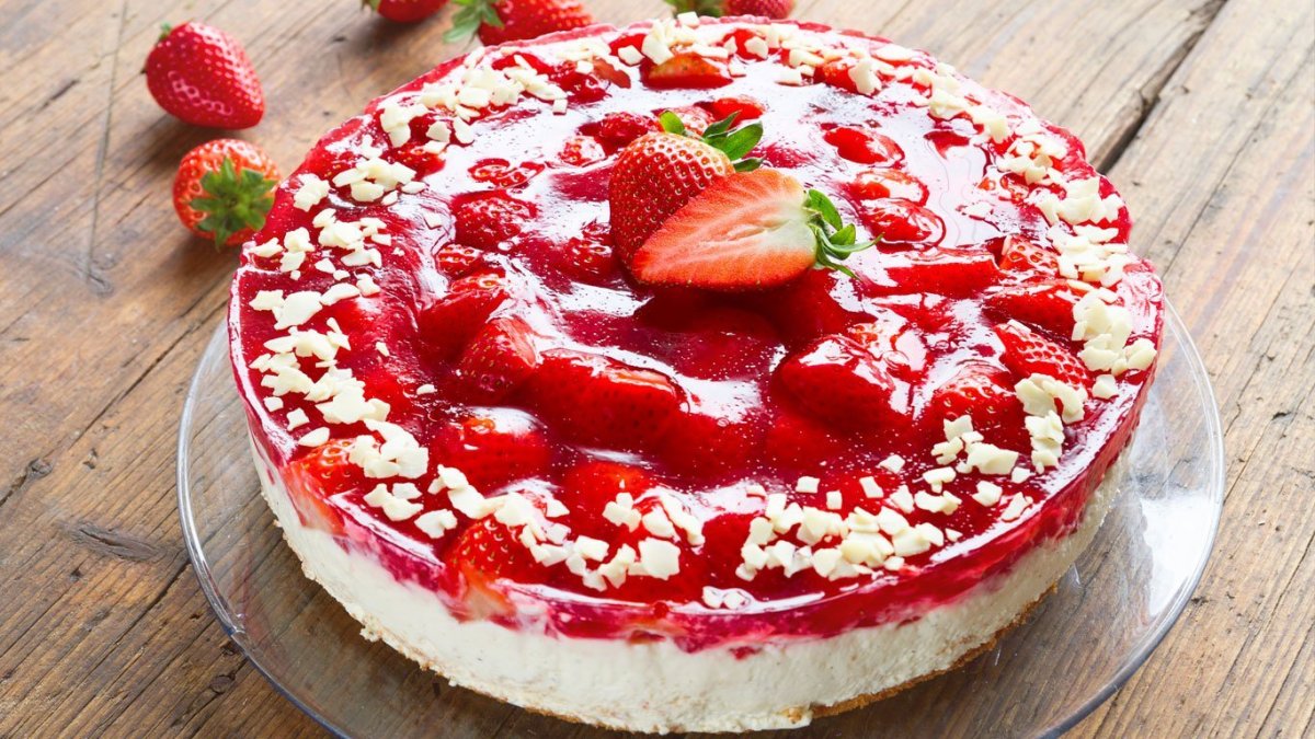 Бисквитный торт с маскарпоне и клубникой