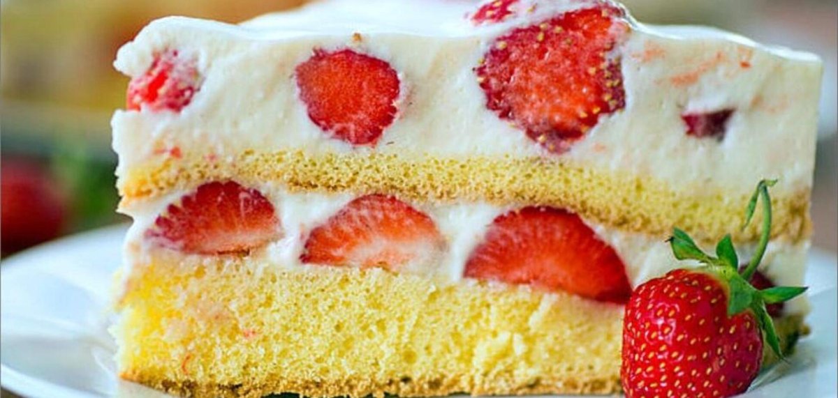 Торт бисквитный с клубникой и сливками