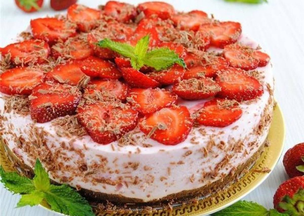 Торт с малиной и клубникой