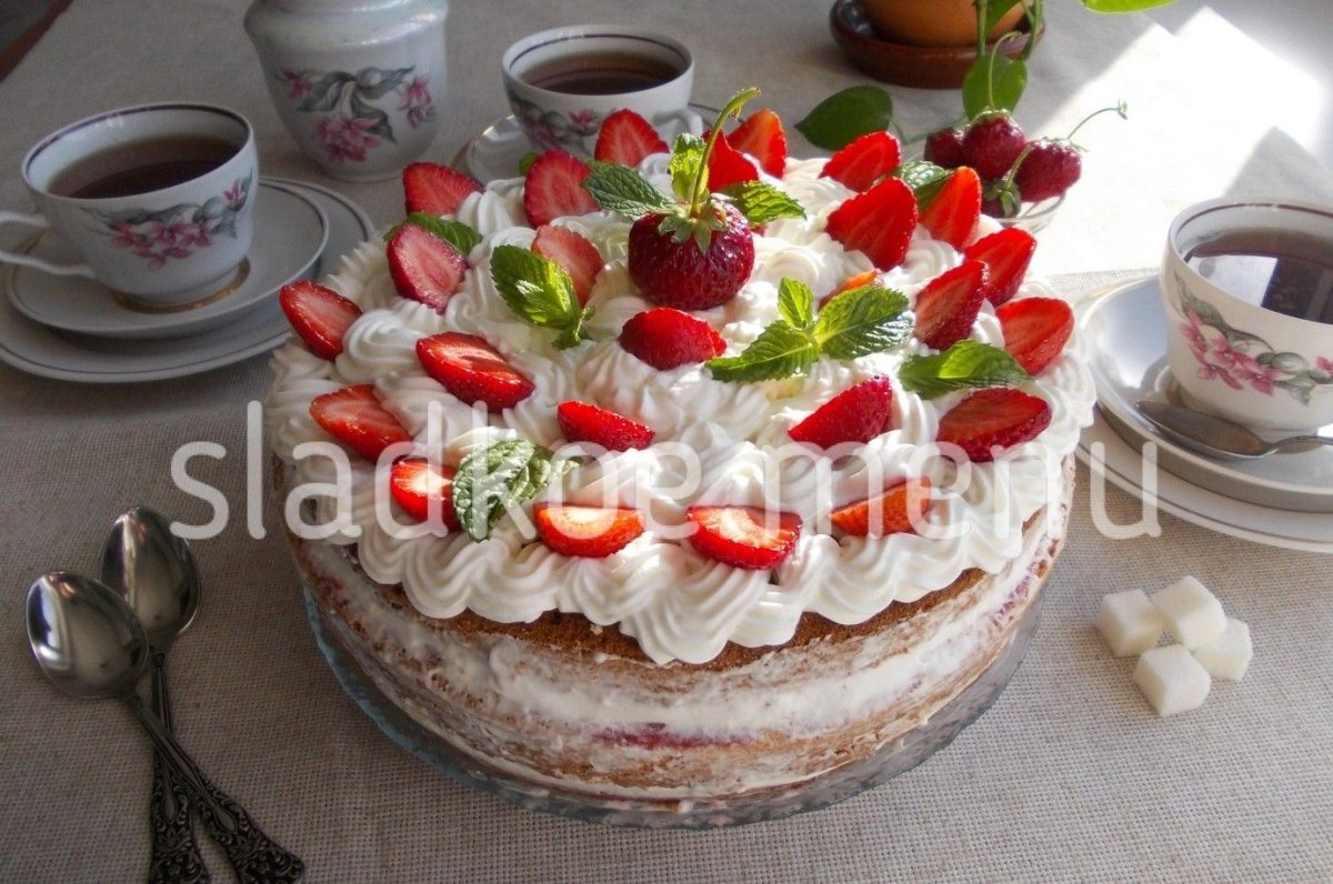 Сметанный торт с клубникой