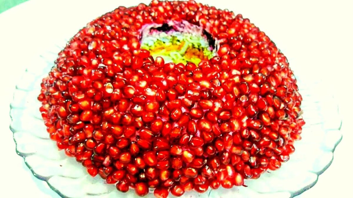 Салат с гранатом и копченой курицей