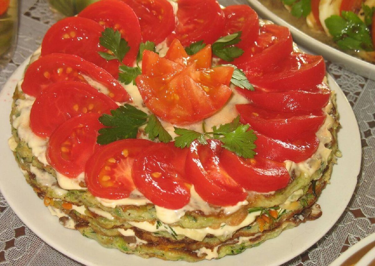 Торт из кабачков с помидорами и чесноком