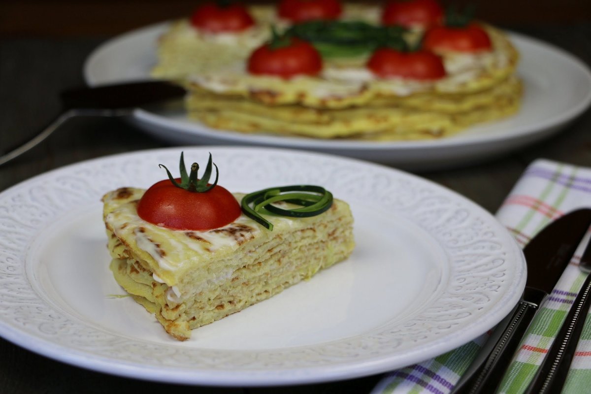 Торт из кабачков с помидорами и чесноком