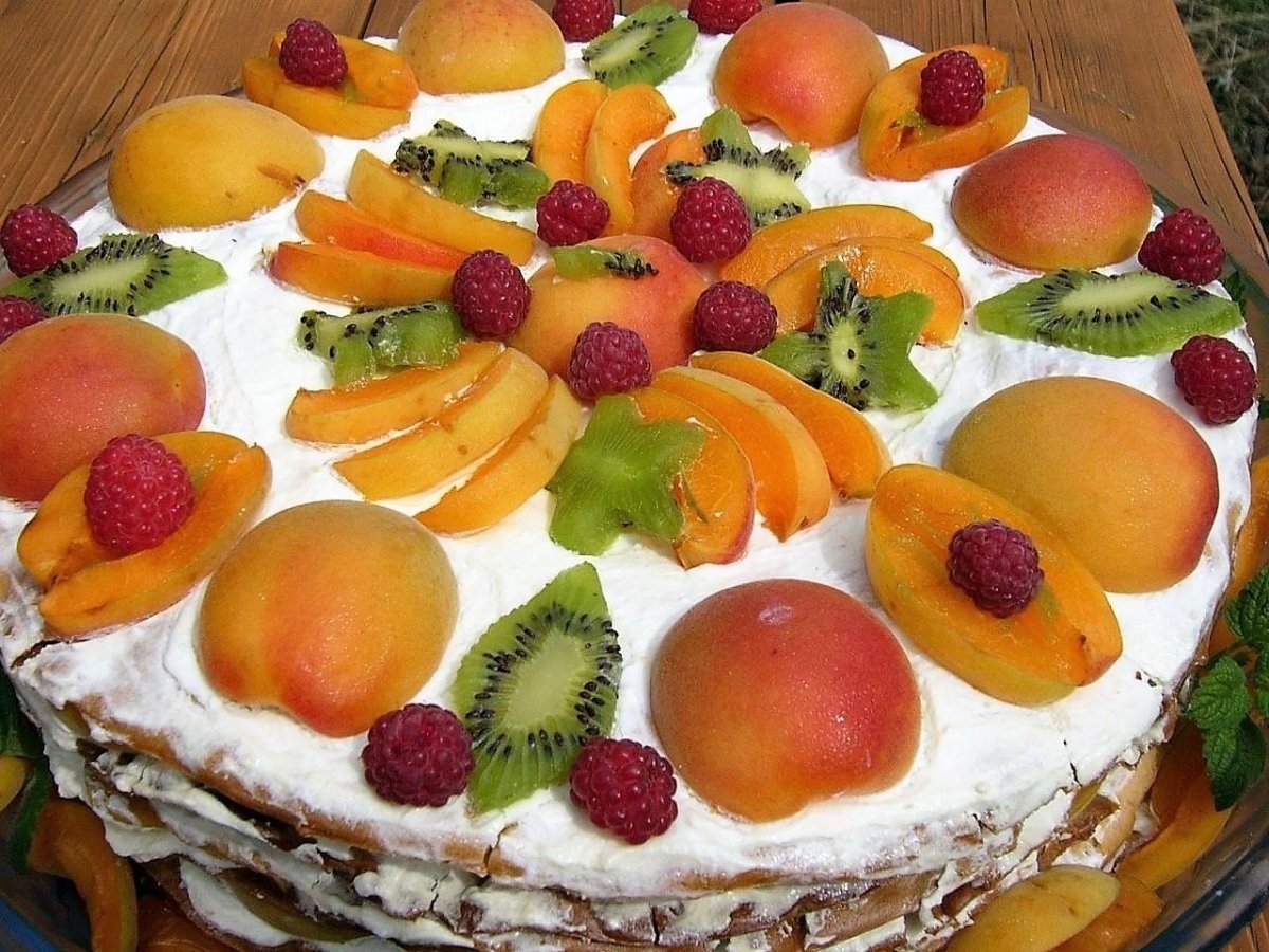 Торт из коржей с фруктами