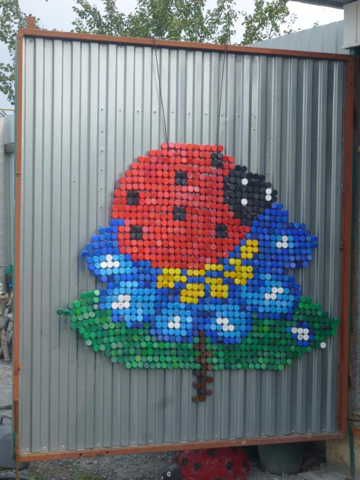 Поделки из крышек от пластиковых бутылок