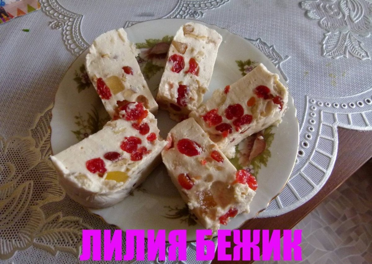 Сладости на деревянном фоне