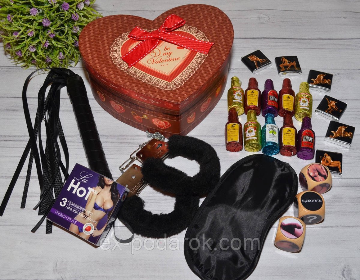 Бутылка с конфетами Сникерс Баунти
