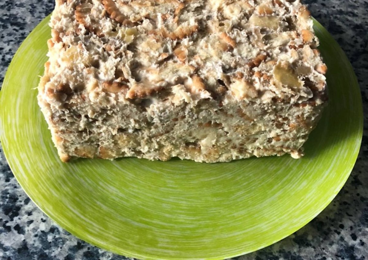 Торт с крекером рыбки и сметаной