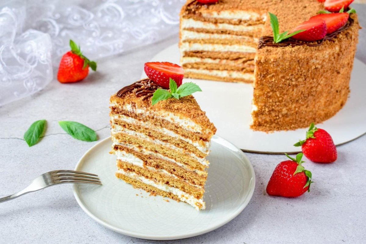 Торт медовик с пчелками