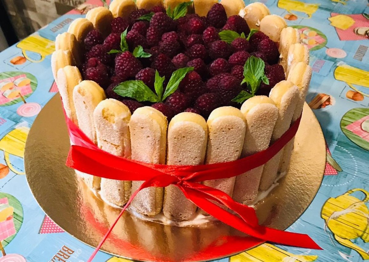 Красивая витрина с выпечкой