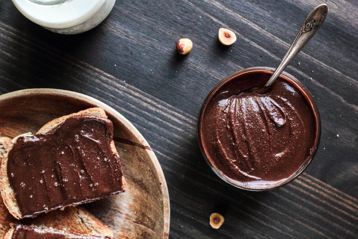 Шоколадное масло без какао. Шоколадно Фундучная паста. Шоколадная паста. Шоколад и шоколадная паста. Шоколадно Ореховая паста.