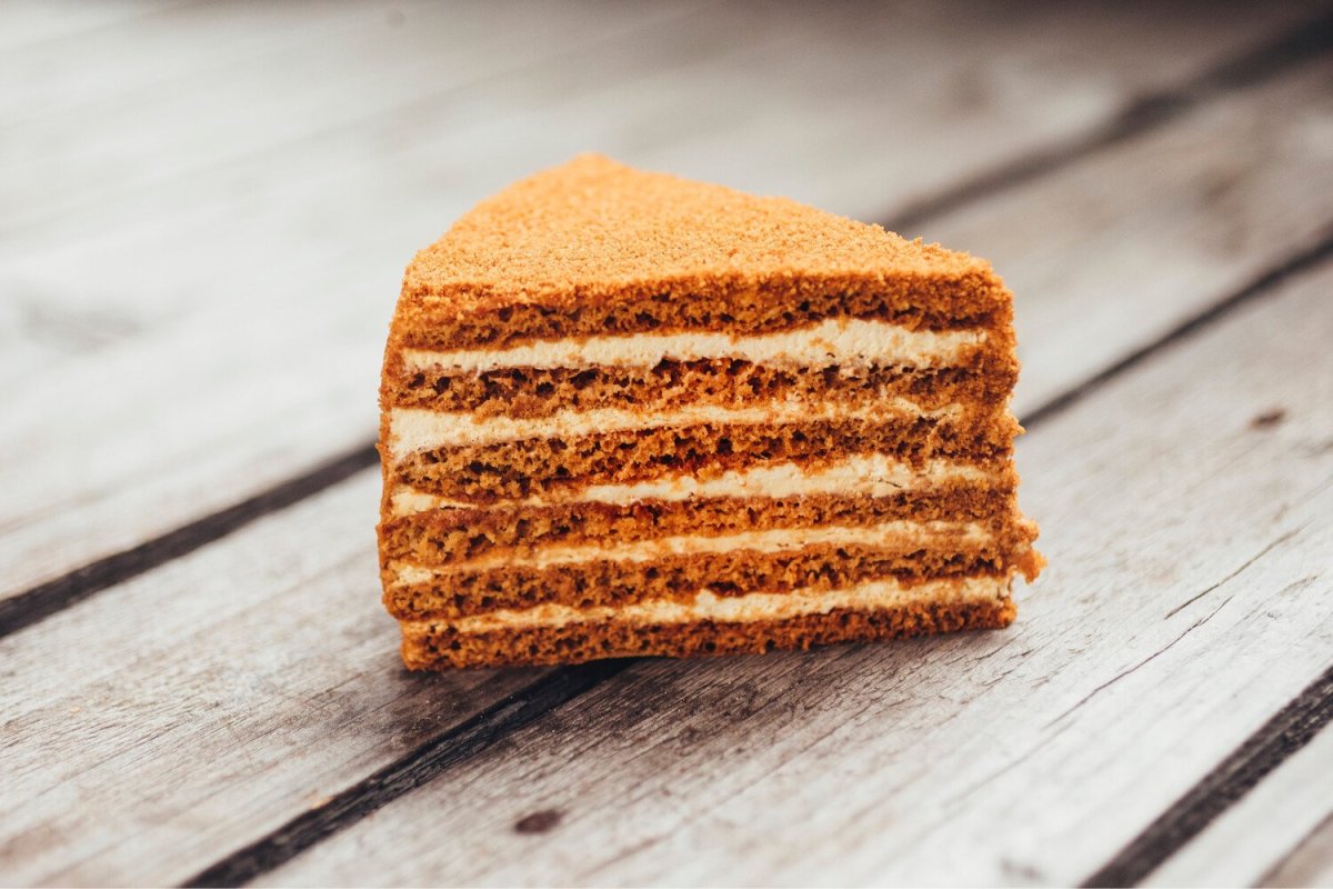 Торт с медовыми коржами и кремом чиз