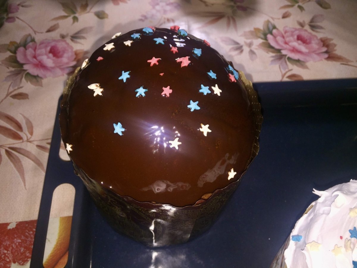 Кулич с шоколадной глазурью