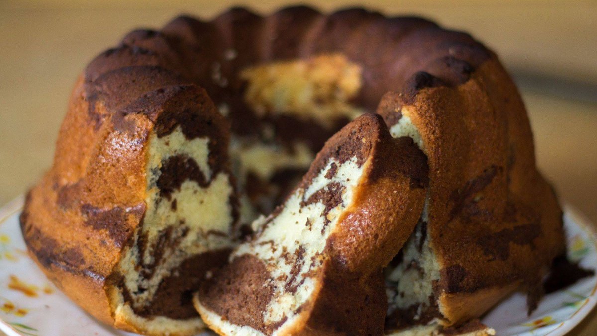 Шарлотка с яблоками и черной смородиной