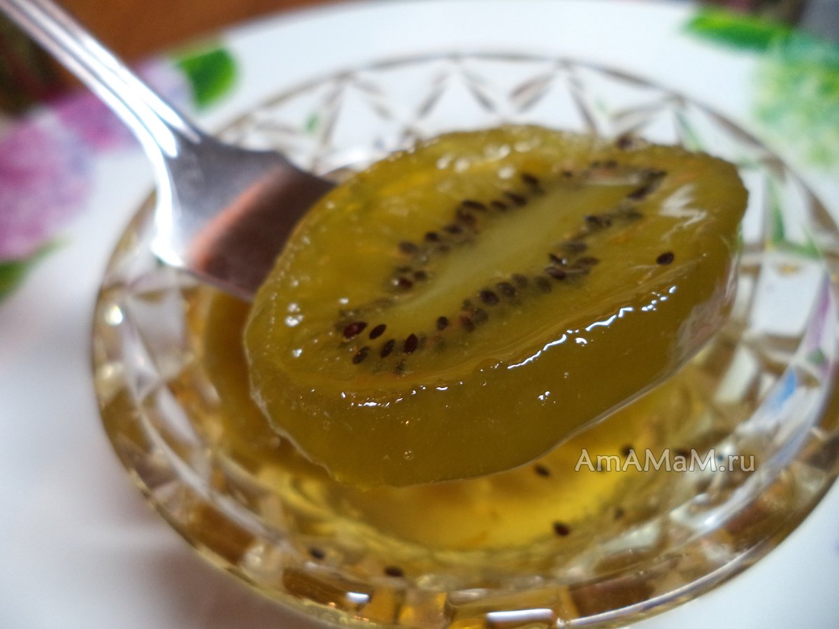 Украсить торт абрикосами и киви