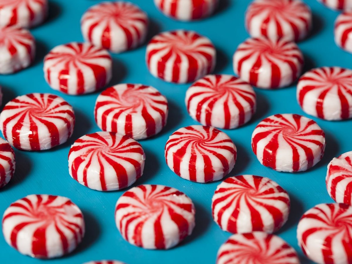 Красное и белое конфеты