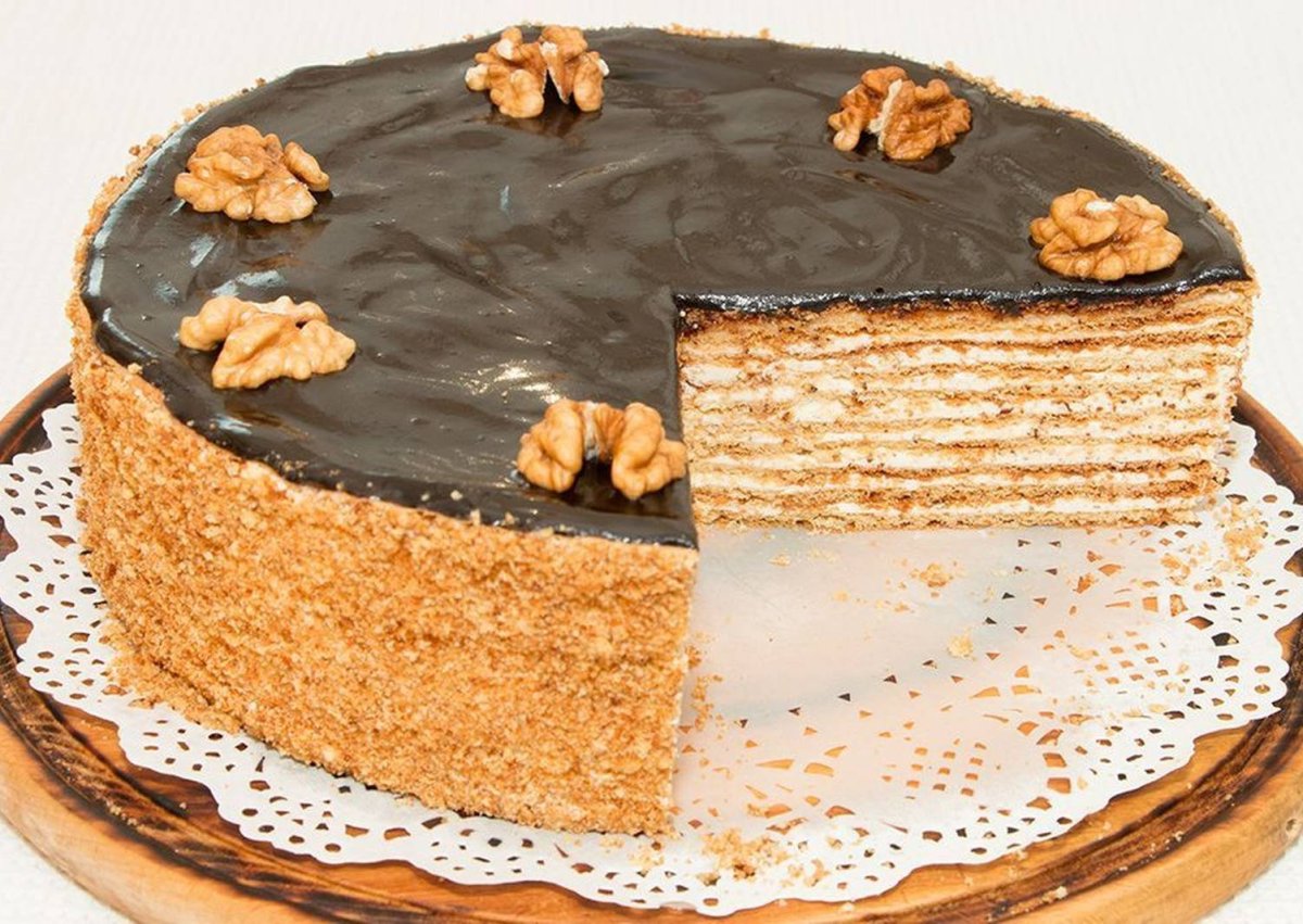 Медовик покрытый кремом