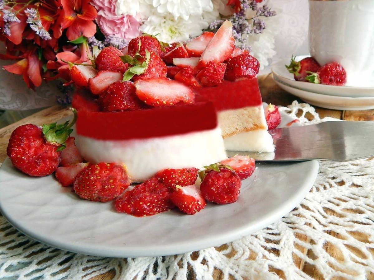 Торт с клубникой и желе