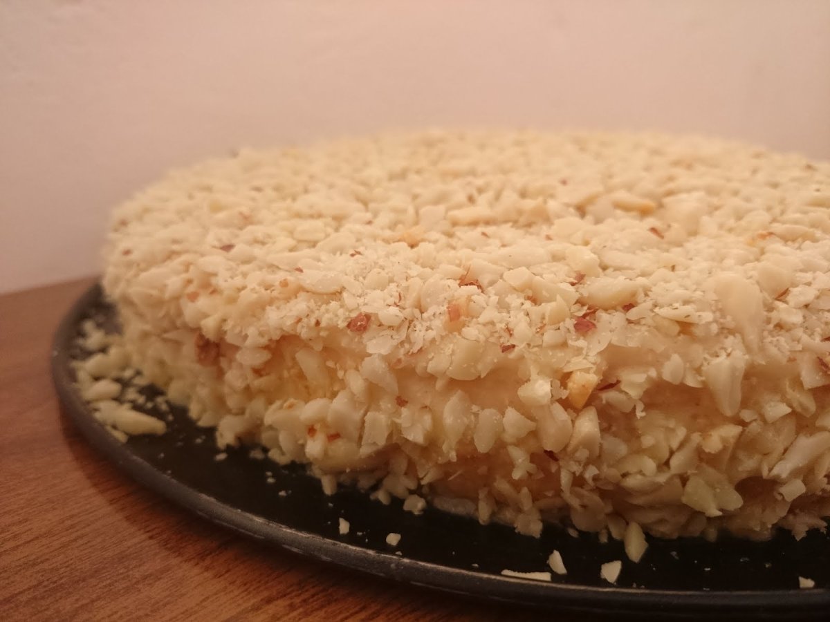 Рисовый торт с яйцом сверху с рыбой