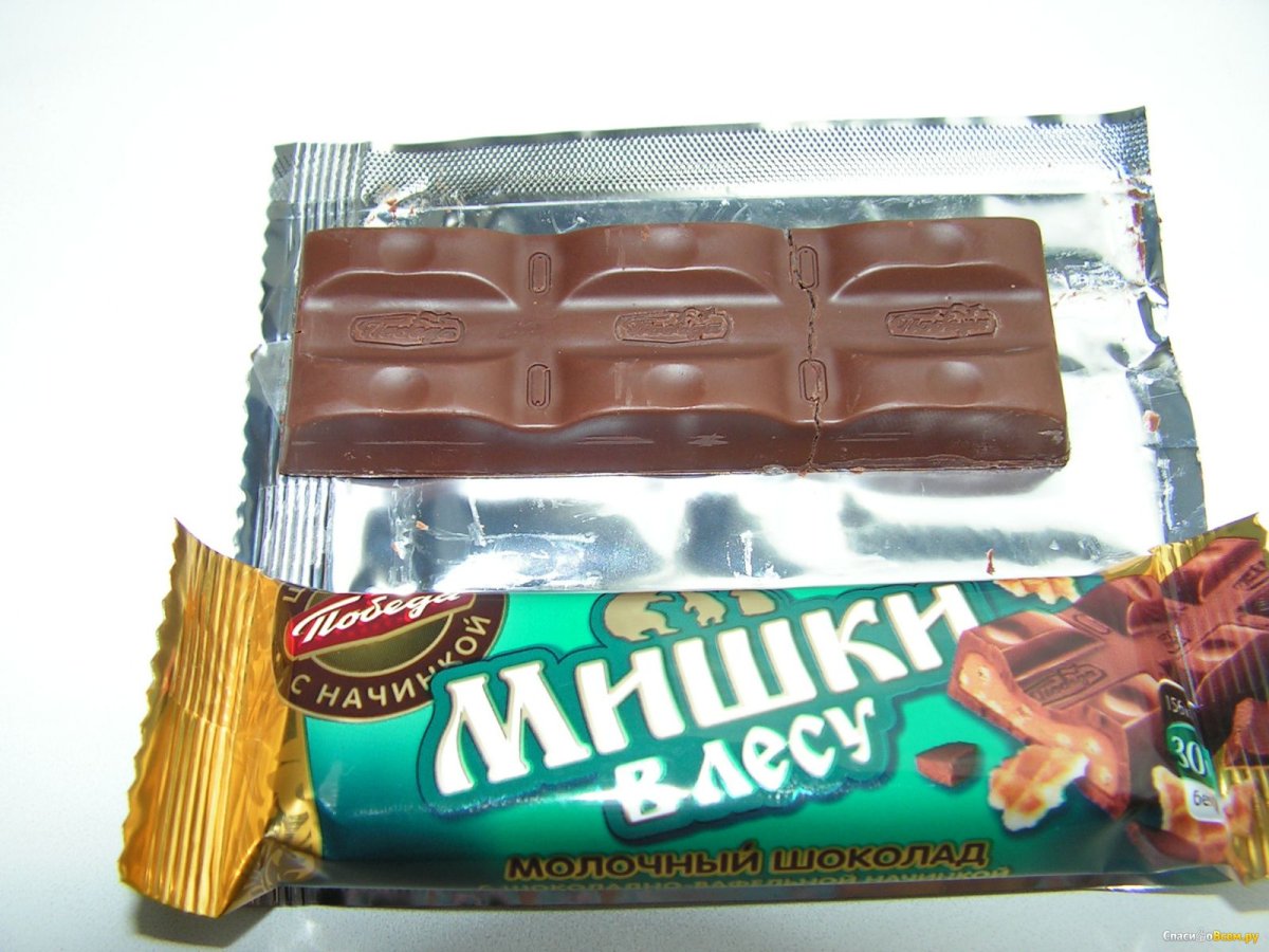 Батончик мишки в лесу