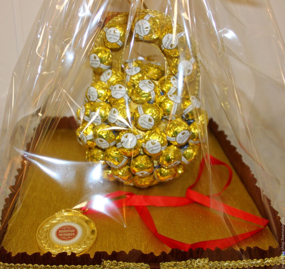 Подарок гиря из конфет