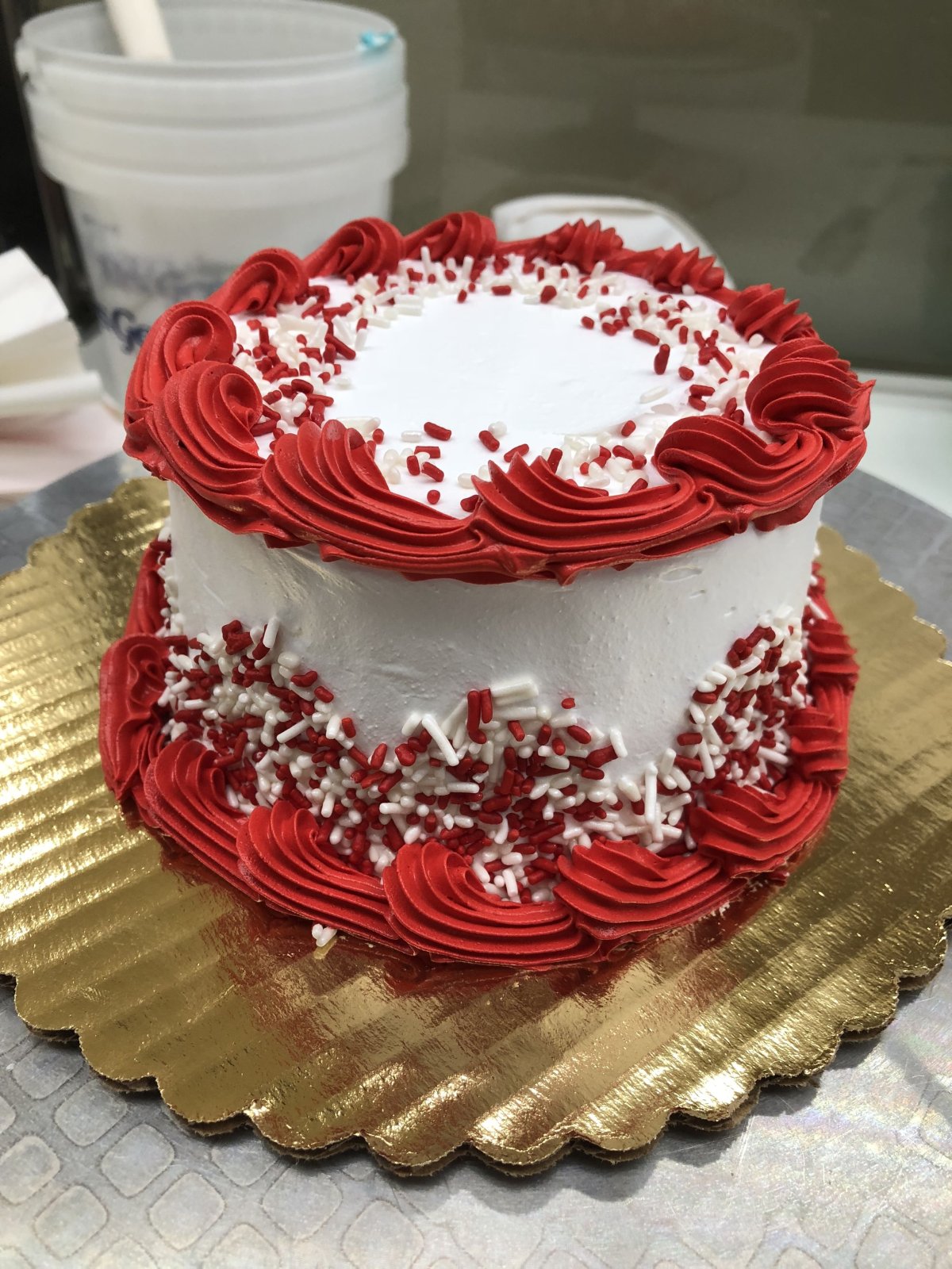 Торт с золотой короной