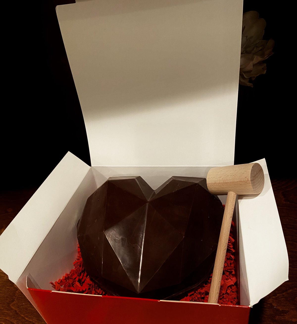 Сердце из шоколада с молоточком
