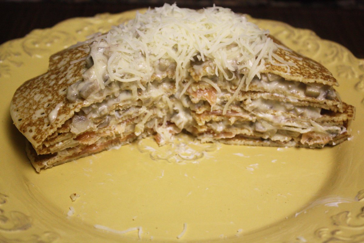 Блинный торт с мясом и грибами