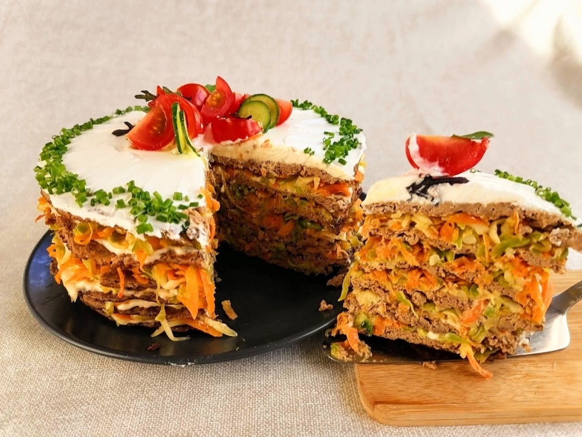 Печеночный торт «закусочный» с луком, морковью