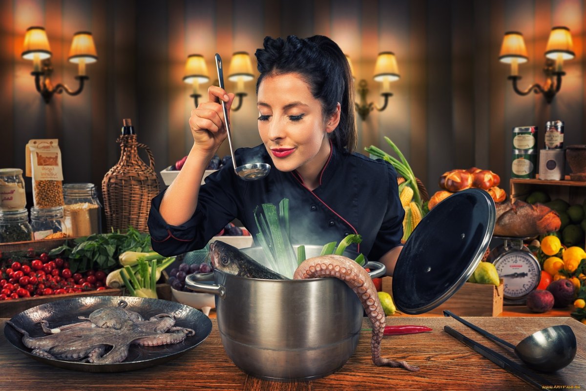 Красивая девушка на кухне