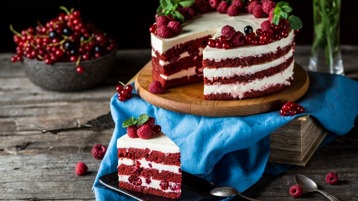 Эклеры украшенные клубникой