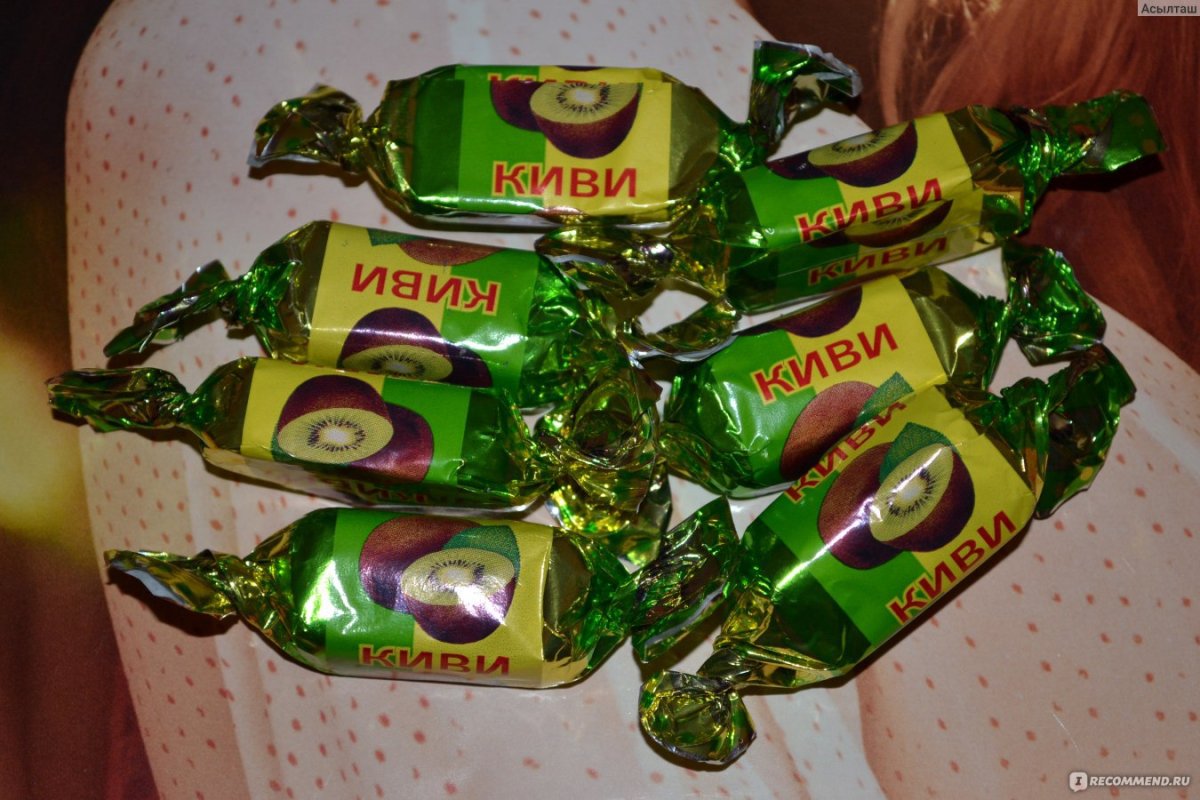Фрукты и конфеты в вазе