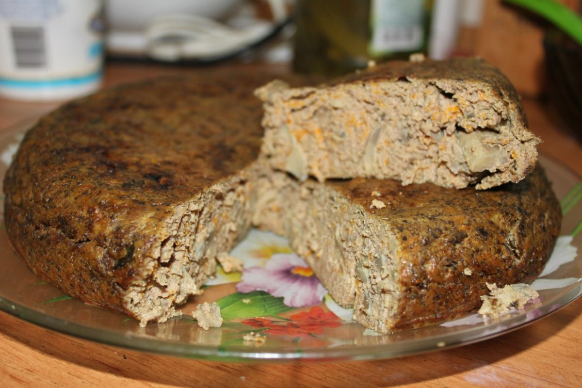 Печеночный торт украшенный брусникой