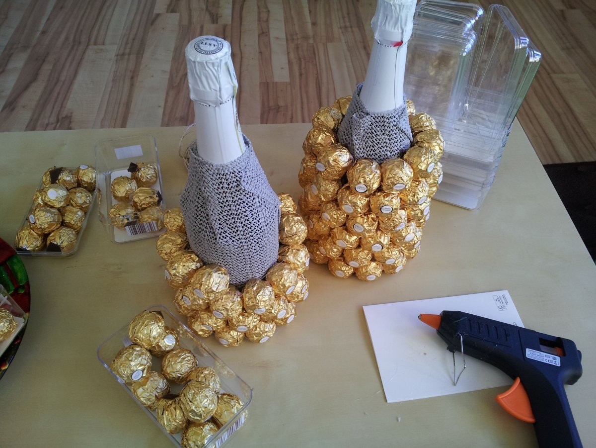 Новогодний ананас из конфет и бутылки шампанского