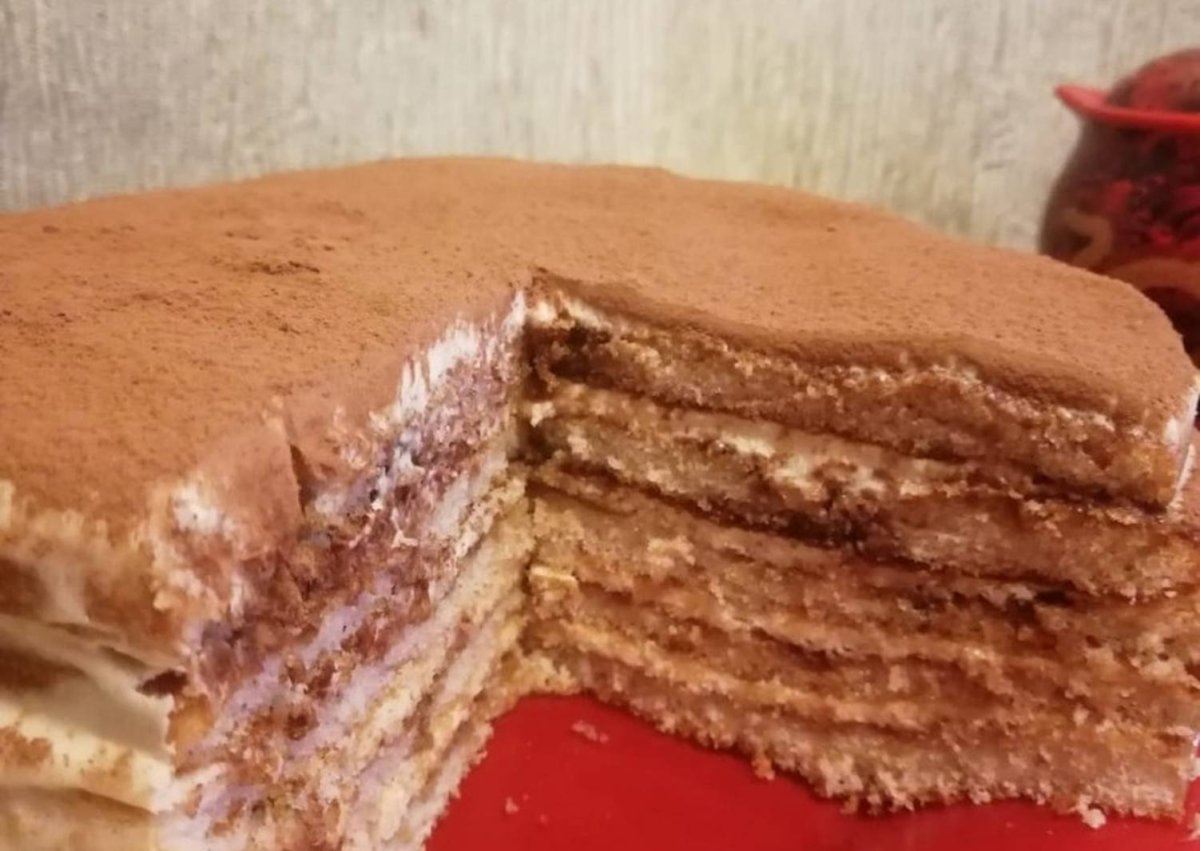 Легкий клубничный торт без выпечки