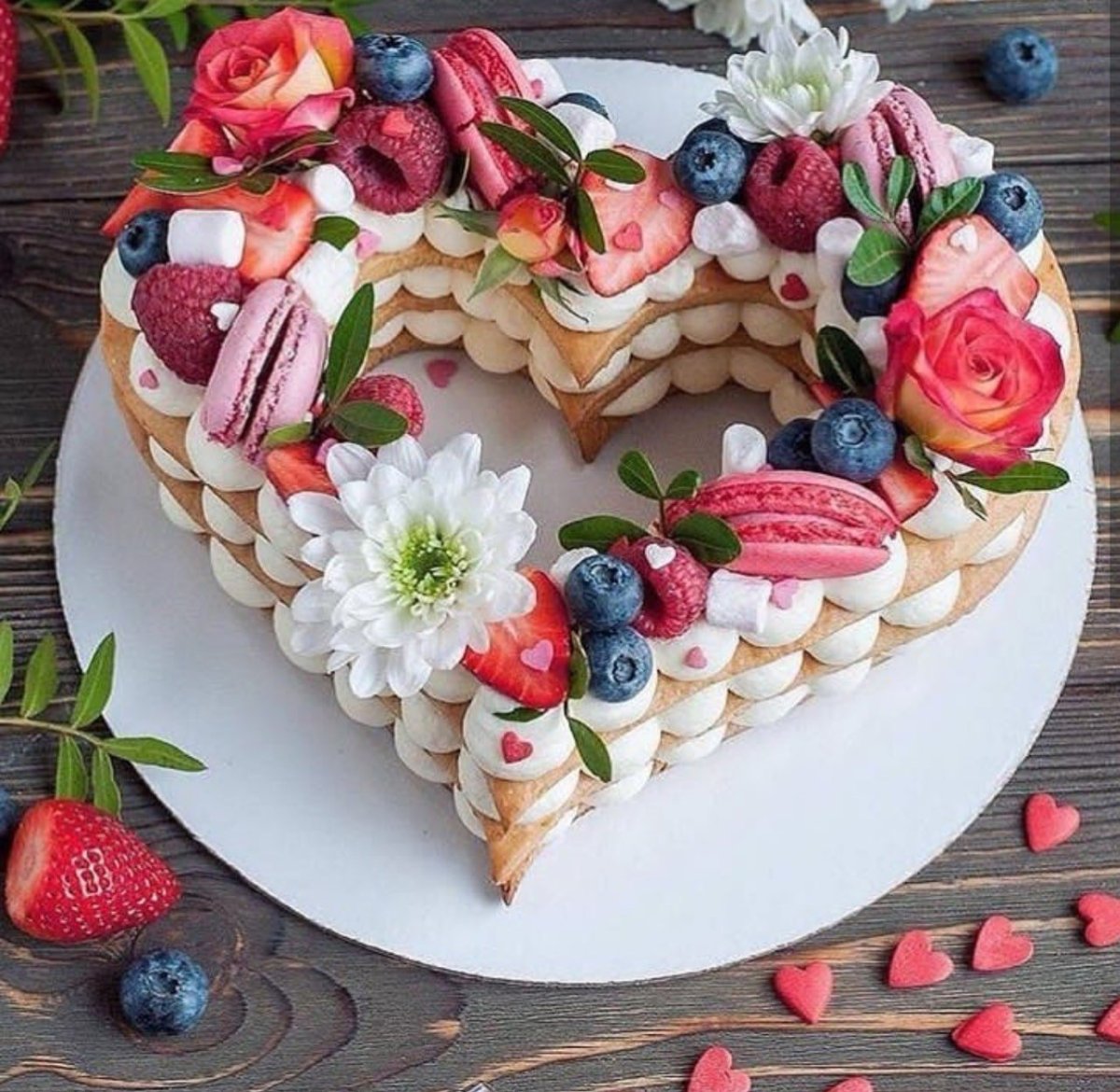Чизкейк украшенный фруктами