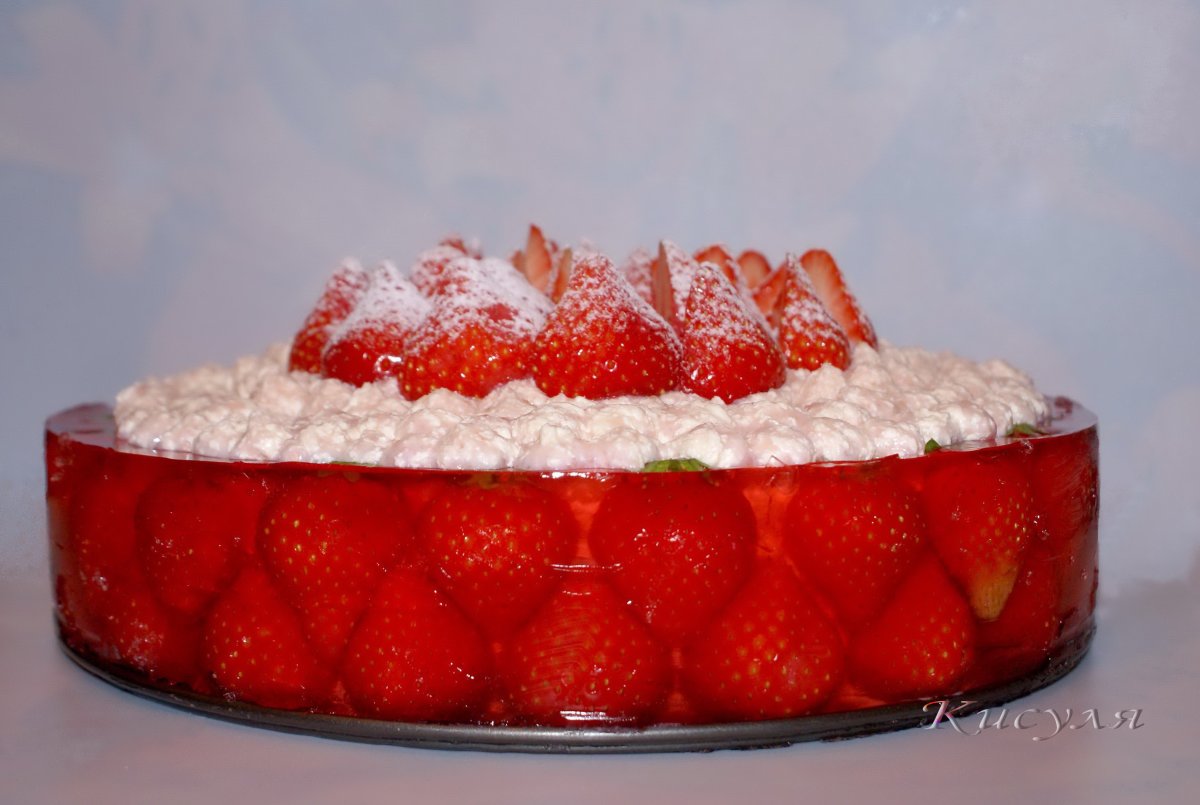 Торт с клубникой и желе