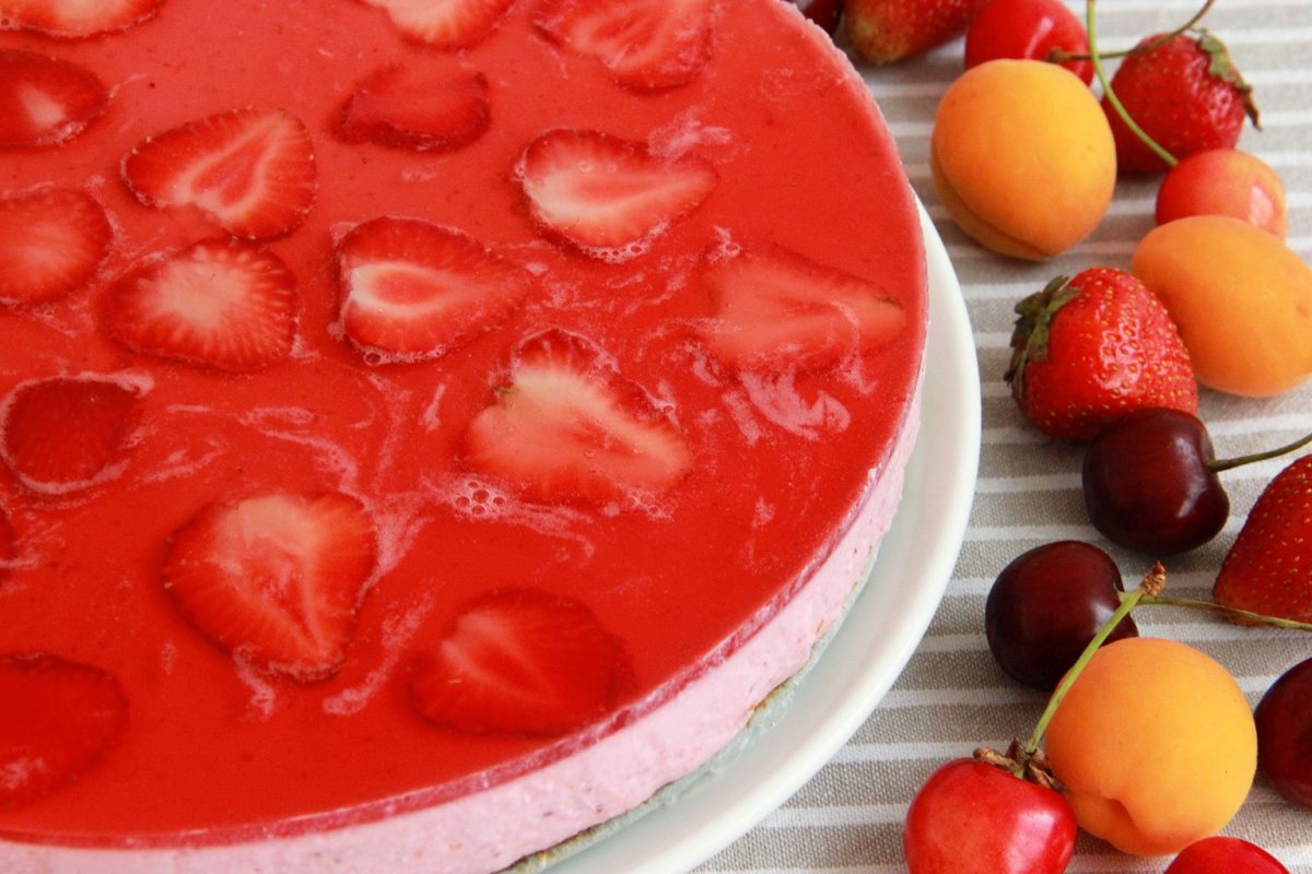 Творожное желе с клубникой