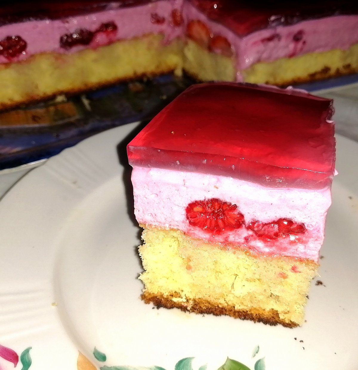 Торт с клубничным конфи