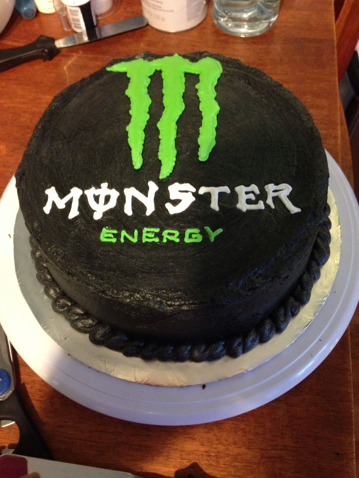 Торт в виде Monster Energy