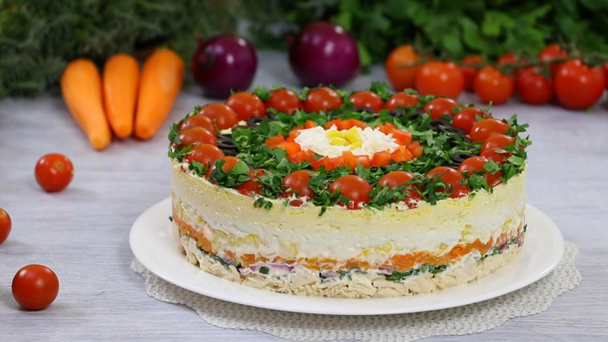 Салат с креветками слоеный